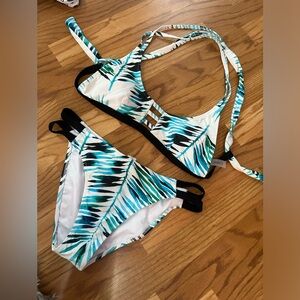 Women’s strappy palm leaf bikini cupshe never wore